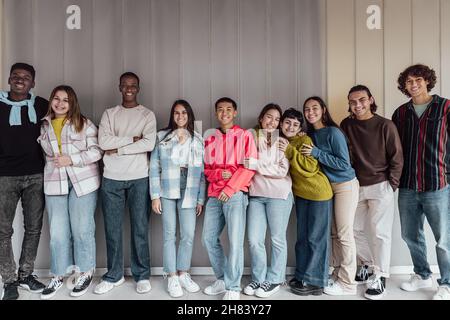 Glückliche multirassische Gruppe von Teenagern, die Spaß innerhalb der Universität haben - Young People Lifestyle-Konzept Stockfoto