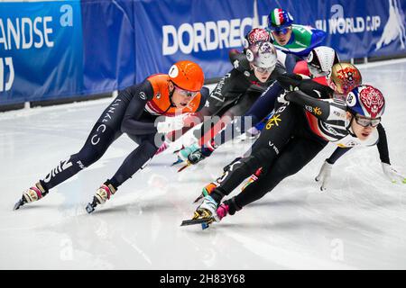 Dordrecht, Niederlande. 27th. November 2021. DORDRECHT, NIEDERLANDE - 27. NOVEMBER: Suzanne Schulting aus den Niederlanden tritt am 27. November 2021 auf dem Optisport Sportboulevard in Dordrecht, Niederlande, beim ISU World Cup Short Track Speed Skating Dordrecht an (Foto von Douwe Bijlsma/Orange Picics) Credit: Orange Pics BV/Alamy Live News Stockfoto