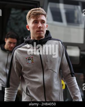 Josh Eccles von Coventry City trifft vor dem Sky Bet Championship-Spiel im Vitality Stadium in Bournemouth am Boden ein. Bilddatum: Samstag, 27. November 2021. Stockfoto