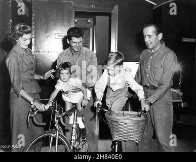 HUMPHREY BOGART und seine Frau LAUREN BACALL am Set offen mit ihren beiden Kindern Tochter LESLIE und Sohn STEPHEN mit DEWEY MARTIN vor der Garderobe während der Dreharbeiten ZU DEN VERZWEIFELTEN STUNDEN 1955 Regisseur WILLIAM WYLER Roman / Theaterstück / Drehbuch Joseph Hayes Kameramann Lee Garmes Costumer Edith Head Paramount Picturms Stockfoto