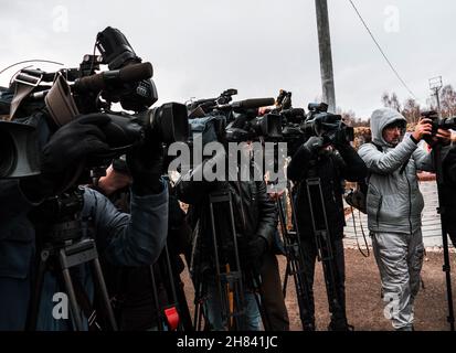 Kasan, Russland. 08. November 2021. Fernsehbetreiber. Gruppe von Videobetreibern mit professionellen Fotokameras Stockfoto