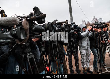 Kasan, Russland. 08. November 2021. Fernsehbetreiber. Gruppe von Videobetreibern mit professionellen Fotokameras Stockfoto