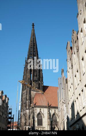 Vertikale Aufnahme der St.-Lambert-Kirche in Münster, Deutschland Stockfoto