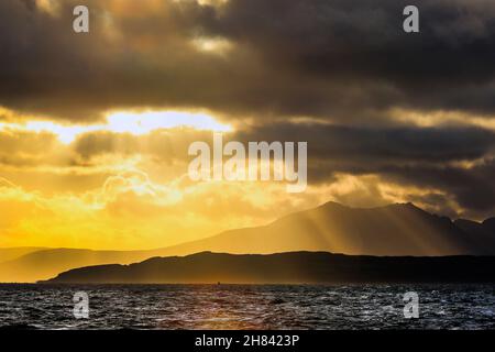 Sonnenuntergang über der Halbinsel Cowal und dem Firth of Clyde, von der Küste von Ayrshire in der Nähe von Largs, Ayrshire, Schottland, Großbritannien Stockfoto