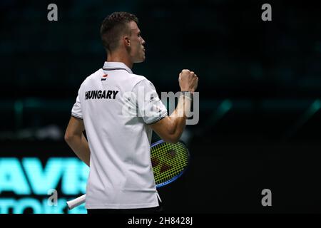 Turin, Italien, 27th. November 2021. Marton Fucsovics aus Ungarn reagiert beim Gruppenspiel zwischen Australien und Ungarn während des Davis Cup Finals 2021 by Rakuten in der Pala Alpitour Arena in Turin gegen Alex de Minaur aus Australien. Bildnachweis sollte lauten: Jonathan Moscrop / Sportimage Stockfoto