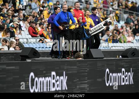 Sydney, Australien. 27th. November 2021. 27th. November 2021; Stadium Australia, Sydney, New South Wales, Australien; Womens International Football Friendly, Australien versus USA; die Wiggles während der Unterhaltung vor dem Spiel Credit: Action Plus Sports Images/Alamy Live News Stockfoto