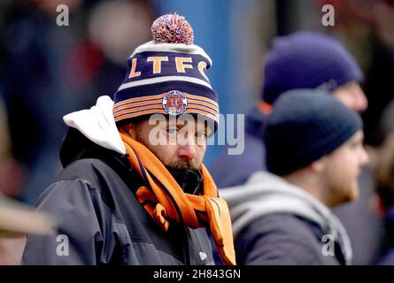 Ein Fan von Luton Town steht vor dem Sky Bet Championship-Spiel in der Kenilworth Road, Luton. Bilddatum: Samstag, 27. November 2021. Stockfoto