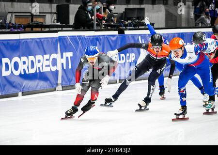 Dordrecht, Niederlande. 27th. November 2021. DORDRECHT, NIEDERLANDE - 27. NOVEMBER: Steven Dubois aus Kanada tritt beim ISU World Cup Short Track Speed Skating Dordrecht am 27. November 2021 auf dem Optisport Sportboulevard in Dordrecht, Niederlande an (Foto von Douwe Bijlsma/Orange Picics) Kredit: Orange Pics BV/Alamy Live News Stockfoto