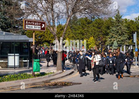 Ankara, Türkei - 10 2021. November: Schüler und Lehrer besuchen Atatürk zum Todestag von Atatürk. Stockfoto
