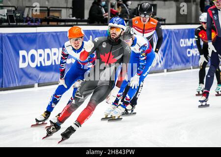 Dordrecht, Niederlande. 27th. November 2021. DORDRECHT, NIEDERLANDE - 27. NOVEMBER: Steven Dubois aus Kanada tritt beim ISU World Cup Short Track Speed Skating Dordrecht am 27. November 2021 auf dem Optisport Sportboulevard in Dordrecht, Niederlande an (Foto von Douwe Bijlsma/Orange Picics) Kredit: Orange Pics BV/Alamy Live News Stockfoto