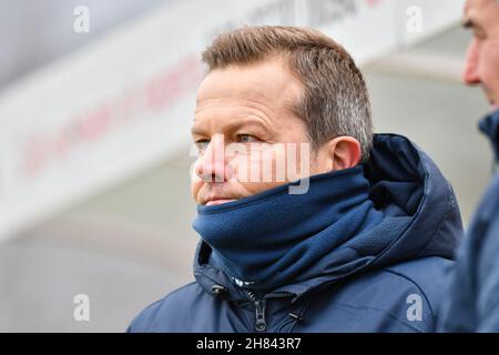 Sutton, Großbritannien. NOV 27th Barrow-Manager Mark Cooper schaut während des Sky Bet League 2-Spiels zwischen Sutton United und Barrow am Samstag, den 27th. November 2021, im Knights Community Stadium, Gander Green Lane, Sutton, zu. (Kredit: Ivan Yordanov | MI Nachrichten) Kredit: MI Nachrichten & Sport /Alamy Live Nachrichten Stockfoto