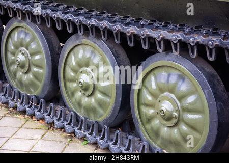 Detailaufnahme eines selbstfahrenden Militärfahrzeugs auf einer Raupenbahn Stockfoto