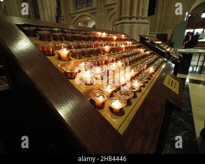 Zahlreiche Votivkerzen in der St. Patrick's Cathedral in New York City. Stockfoto