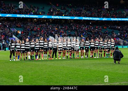 London, Großbritannien. 27th. November 2021. 27th. November 2021; Twickenham, London, England, Autumn Series Internationaler Rugby, Barbaren Frauen gegen Südafrika Springbok Womens XV ; Barbaren stehen für ihre Nationalhymne des Vereinigten Königreichs Kredit: Action Plus Sports Images/Alamy Live News Stockfoto