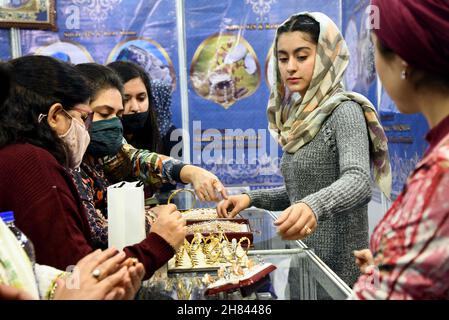 Neu-Delhi, Indien. 27th. November 2021. Ein Anbieter zeigt seinen Kunden Schmuckprodukte auf einer internationalen Fachmesse in Neu-Delhi, Indien, am 27. November 2021. Quelle: Partha Sarkar/Xinhua/Alamy Live News Stockfoto