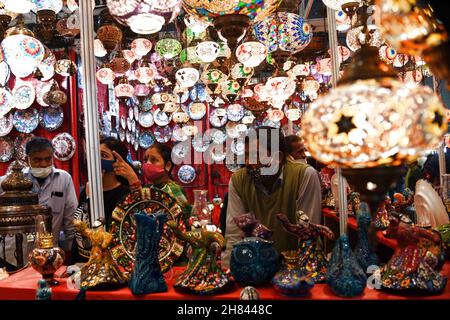 Neu-Delhi, Indien. 27th. November 2021. Am 27. November 2021 wartet ein Anbieter auf seine Kunden an seinem Stand auf einer internationalen Fachmesse in Neu-Delhi, Indien. Quelle: Partha Sarkar/Xinhua/Alamy Live News Stockfoto