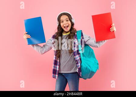 Online-Bildung. Zurück in die Schule. Überrascht Mädchen in Kopfhörer. Hören Sie Musik. Stockfoto