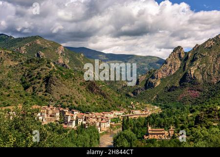 Panorama von Gerri De La Sal, Lleida, Spanien Stockfoto