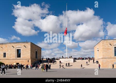 Ankara, Türkei - 10 2021. November: An diesem Tag, dem Jahrestag des Todes Atatürks, besucht das türkische Volk Anıtkabir, und die türkische Flagge war dabei Stockfoto