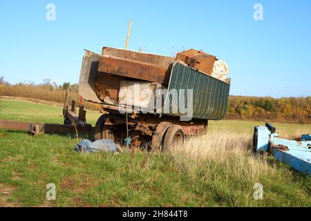 Alter überlasteter Anhänger auf einem Hang Stockfoto