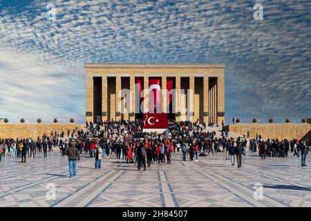 Ankara, Türkei - November 10 2021: Atatürks Grab -Anitkabir- und mit vielen Besuchern. Stockfoto