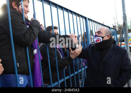 Empoli, Italien. 27th. November 2021. Der Präsident von Fiorentina, Rocco Commisso, winkt die Fans vor dem Fußballspiel der Serie A zwischen dem FC Empoli und ACF Fiorentina im Stadion Carlo Castellani in Empoli (Italien) am 27th. November 2021. Foto Paolo Nucci/Insidefoto Kredit: Insidefoto srl/Alamy Live News Stockfoto