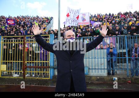 Empoli, Italien. 27th. November 2021. Der Präsident von Fiorentina, Rocco Commisso, winkt die Fans vor dem Fußballspiel der Serie A zwischen dem FC Empoli und ACF Fiorentina im Stadion Carlo Castellani in Empoli (Italien) am 27th. November 2021. Foto Paolo Nucci/Insidefoto Kredit: Insidefoto srl/Alamy Live News Stockfoto