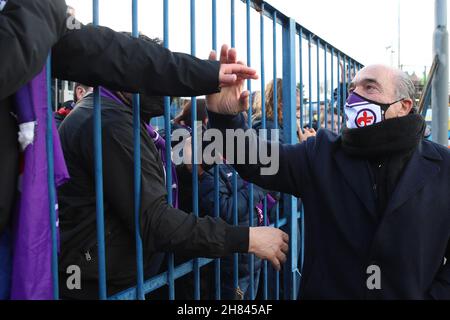 Empoli, Italien. 27th. November 2021. Der Präsident von Fiorentina, Rocco Commisso, winkt die Fans vor dem Fußballspiel der Serie A zwischen dem FC Empoli und ACF Fiorentina im Stadion Carlo Castellani in Empoli (Italien) am 27th. November 2021. Foto Paolo Nucci/Insidefoto Kredit: Insidefoto srl/Alamy Live News Stockfoto