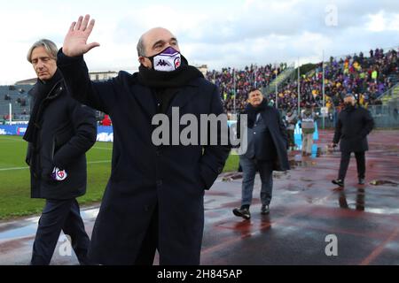 Empoli, Italien. 27th. November 2021. Der Präsident von Fiorentina, Rocco Commisso, winkt die Fans vor dem Fußballspiel der Serie A zwischen dem FC Empoli und ACF Fiorentina im Stadion Carlo Castellani in Empoli (Italien) am 27th. November 2021. Foto Paolo Nucci/Insidefoto Kredit: Insidefoto srl/Alamy Live News Stockfoto