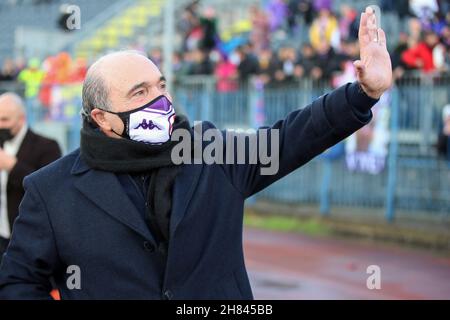 Empoli, Italien. 27th. November 2021. Der Präsident von Fiorentina, Rocco Commisso, winkt die Fans vor dem Fußballspiel der Serie A zwischen dem FC Empoli und ACF Fiorentina im Stadion Carlo Castellani in Empoli (Italien) am 27th. November 2021. Foto Paolo Nucci/Insidefoto Kredit: Insidefoto srl/Alamy Live News Stockfoto