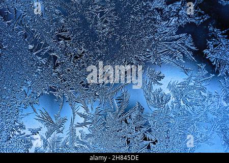 Gefrorene winter Fenster eisig frostigen Rahmen mit Crystal Ice Blumen. Makro-ansicht flache Tiefenschärfe Stockfoto