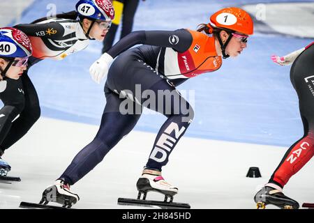 Dordrecht, Niederlande. 27th. November 2021. DORDRECHT, NIEDERLANDE - 27. NOVEMBER: Suzanne Schulting aus den Niederlanden tritt am 27. November 2021 auf dem Optisport Sportboulevard in Dordrecht, Niederlande, beim ISU World Cup Short Track Speed Skating Dordrecht an (Foto von Douwe Bijlsma/Orange Picics) Credit: Orange Pics BV/Alamy Live News Stockfoto