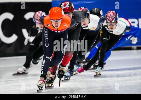 Dordrecht, Niederlande. 27th. November 2021. DORDRECHT, NIEDERLANDE - 27. NOVEMBER: Suzanne Schulting aus den Niederlanden tritt am 27. November 2021 auf dem Optisport Sportboulevard in Dordrecht, Niederlande, beim ISU World Cup Short Track Speed Skating Dordrecht an (Foto von Douwe Bijlsma/Orange Picics) Credit: Orange Pics BV/Alamy Live News Stockfoto