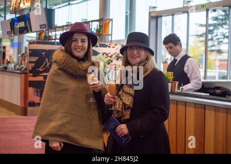Ascot, Bergen, Großbritannien. 19th. November 2021. Ein Buck's Fizz für diese beiden Damen in Ascot. Quelle: Maureen McLean/Alamy Stockfoto