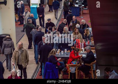 Ascot, Bergen, Großbritannien. 19th. November 2021. Ein geschäftiges Morgen im Grandstand auf der Ascot Racecourse. Quelle: Maureen McLean/Alamy Stockfoto