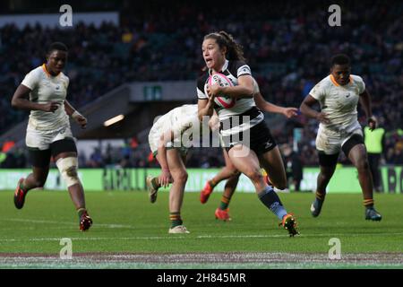 Twickenham, Großbritannien. 27th. November 2021. Rhona Lloyd (SCO) von Barbaren Women erzielt einen Versuch, es 24-0 zu schaffen und feiert während des Women's Killick Cup-Spiels zwischen Barbaren Women und Springbok Women's XV am 27. November 2021 im Twickenham Stadium, Twickenham, Großbritannien. Foto von Ken Sparks. Nur zur redaktionellen Verwendung, Lizenz für kommerzielle Nutzung erforderlich. Keine Verwendung bei Wetten, Spielen oder Veröffentlichungen einzelner Clubs/Vereine/Spieler. Kredit: UK Sports Pics Ltd/Alamy Live Nachrichten Stockfoto