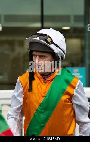 Ascot, Bergen, Großbritannien. 19th. November 2021. Jockey Paddy Brennan geht vor dem Rennen im Ascot Shop National Hunt Maiden Hurdle Race in Ascot in den Parade Ring. Quelle: Maureen McLean/Alamy Stockfoto