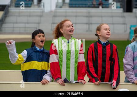 Ascot, Bergen, Großbritannien. 19th. November 2021. Junge Rennfahrer verkleiden sich in Jockey-Seide und feuern die Jockeys beim ersten Rennen auf der Ascot Racecourse an. Quelle: Maureen McLean/Alamy Stockfoto