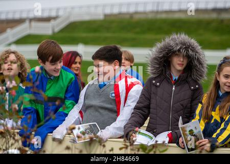 Ascot, Bergen, Großbritannien. 19th. November 2021. Junge Rennfahrer verkleiden sich in Jockey-Seide und feuern die Jockeys beim ersten Rennen auf der Ascot Racecourse an. Quelle: Maureen McLean/Alamy Stockfoto