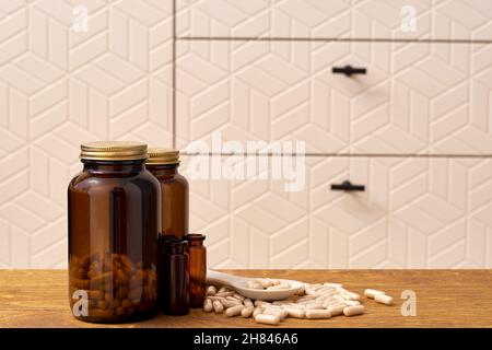 Vorderansicht der Reihe von Flaschen mit medizinischen Pillen für die Ernährung. Kräutermedizin und alternative Pflege Stockfoto