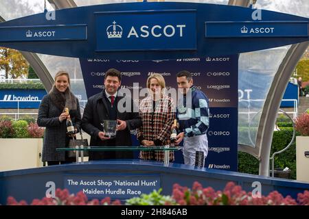 Ascot, Bergen, Großbritannien. 19th. November 2021. Die Präsentation der Besitzer und Trainer, nachdem der Jockey Aidan Coleman heute auf der Ascot Racecourse das Ascot Shop National Hunt Maiden Hurdle Race-Reitpferd Doctor Ken gewonnen hat. Besitzer Diana L Whateley. Trainer Olly Murphy, Wilmcote. Züchters Frau Laurence Gagneux. Sponsor Cedar Invest Ltd. Kredit: Maureen McLean/Alamy Stockfoto