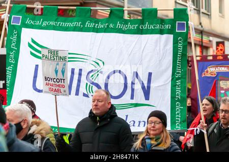 Glasgow, Schottland, Großbritannien. 27th. November 2021: Aktivisten gegen Rassismus und Facismus marschieren durch die Straßen der Stadt von Glasgow Green zur Holland Street. Die Veranstaltung wurde vom Scottish Trades Union Congress, STUC, organisiert. Kredit: Skully/Alamy Live Nachrichten Stockfoto