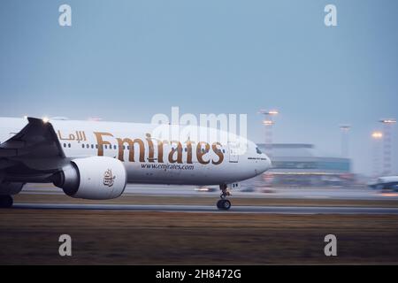 Prag, Tschechische Republik - 26. November 2021: Boeing 777-300ER Emirates Airline auf Start- und Landebahn. Vaclav Havel Prag Flughafen in der Tschechischen Republik Stockfoto