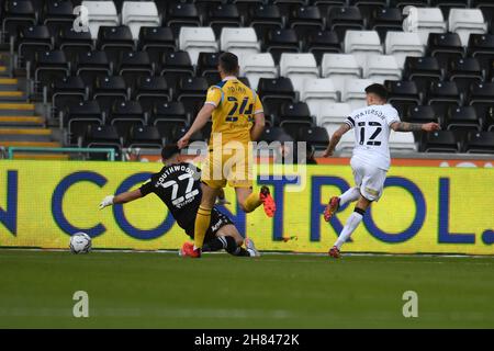 Swansea, Großbritannien. NOV 27th Jamie Pierson von Swansea City punktet beim Sky Bet Championship-Spiel zwischen Swansea City und Reading im Liberty Stadium, Swansea am Samstag, 27th. November 2021. (Kredit: Jeff Thomas | MI Nachrichten) Kredit: MI Nachrichten & Sport /Alamy Live Nachrichten Stockfoto