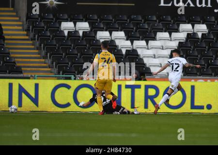 Swansea, Großbritannien. NOV 27th Jamie Pierson von Swansea City punktet beim Sky Bet Championship-Spiel zwischen Swansea City und Reading im Liberty Stadium, Swansea am Samstag, 27th. November 2021. (Kredit: Jeff Thomas | MI Nachrichten) Kredit: MI Nachrichten & Sport /Alamy Live Nachrichten Stockfoto