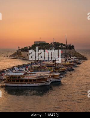 Kusadasi, Türkei - 23. August 2021: Das Taubeninsel-Schloss (Guvercinada kalesi auf Türkisch) ist eine Touristenattraktion. Stockfoto