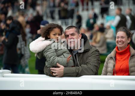 Ascot, Bergen, Großbritannien. 19th. November 2021. Rennfahrer am ersten Tag des November Racing Weekends auf der Ascot Racecourse, die ihren Tag bei den Rennen genießen. Quelle: Maureen McLean/Alamy Stockfoto