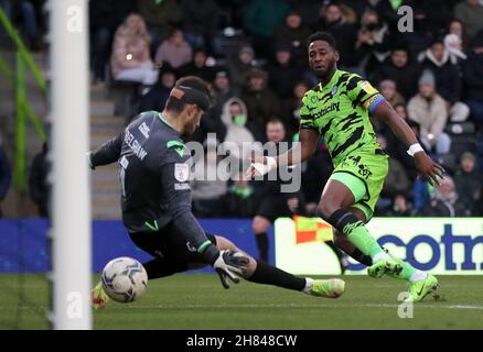 Jamille Matt von Forest Green Rovers erzielt das erste Tor ihrer Seite im zweiten Spiel der Sky Bet League beim voll geladenen New Lawn in Nailsworth. Bilddatum: Samstag, 27. November 2021. Stockfoto