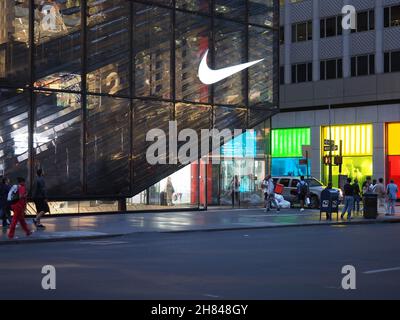 Nike NYC Flagship Store auf der Fifth Avenue New York USA Stockfotografie Alamy