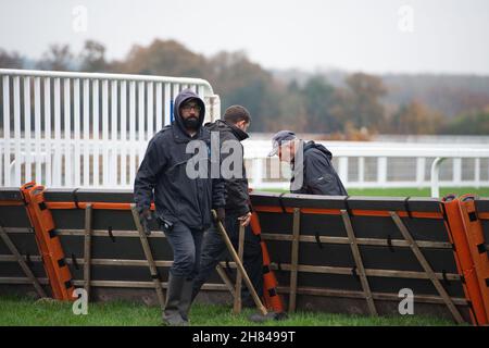 Ascot, Bergen, Großbritannien. 19th. November 2021. Hürden, die nach einem Hürdenlauf aufgerichtet werden. Quelle: Maureen McLean/Alamy Stockfoto
